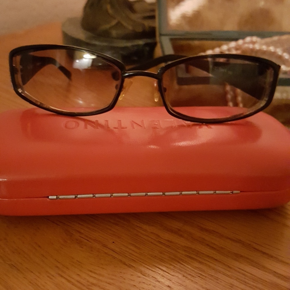 🌸AUTHENTIC VALENTINO SUNGLASSES. - Picture 6 of 7